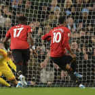 Rashford inauguró el marcador para el United transformando un penalti.