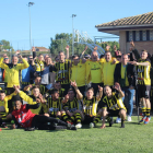 Jugadors, cos tècnic i directius de l’Angulària celebren el triomf que els dóna el campionat.