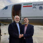 El ministro de Exteriores iraní, Mohamad Yavad Zarif, con Masud Soleimaní, liberado ayer.