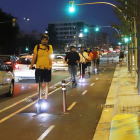 Usuaris de patinets elèctrics circulen pel carril bici de l’avinguda Catalunya.