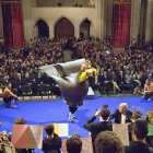 A l’esquerra, el Ball de l’Àliga, aquest any amb flors grogues pel procés, amb la Banda, dirigida per Xesco Grau. A la dreta, les Completes, dirigides per Xavier Puig.