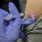 Una mujer recibe una vacuna contra la gripe. 