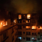 Imagen del edificio parisino en llamas durante las tareas de extinción de los bomberos.