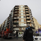 Bomberos en la calle Galera tras la explosión de un cuadro eléctrico.