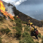 Los Bomberos trabajando en uno de los flancos. 