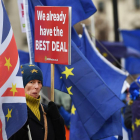 Activistas contrarios al Brexit ante el Parlamento británico.