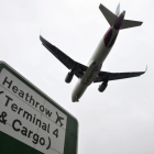 Imagen de un avión en el recinto aeroportuario de Heathrow.