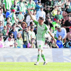 Joaquín celebra amb l’afició verd-i-blanca el segon dels tres gols que va marcar davant l’Athletic.