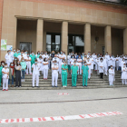 Unos sesenta profesionales del hospital Josep Trueta de Girona hicieron ayer un minuto de silencio.