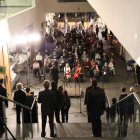El concert inaugural amb la Coral Shalom es va traslladar de l’exterior de la Llotja al vestíbul de l’edifici.
