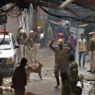 La fàbrica incendiada està situada en un carreró d’un barri antic de Nova Delhi. A la imatge, efectius de salvament, ahir.