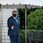Trump, con mascarilla antes de trasladarse al hospital militar.