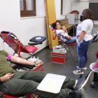 Estudiants al donar sang ahir al punt d’extracció al Rectorat de la Universitat de Lleida.