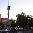 Farolas del barrio de la Mariona de Lleida mostraban ayer banderas españolas y fotos de Felipe VI.
