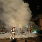 Un incendi crema material a l'exterior de la deixalleria de Lleida