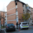 Una patrulla de la Policía Local vigilaba ayer el bloque afectado por el incendio en Mollerussa. 