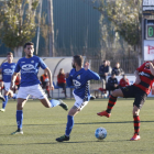 Un jugador del EFAC Almacelles intenta controlar el balón ante dos rivales de la Rapitenca.