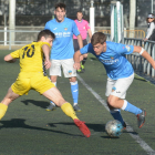 Un jugador del Lleida B prova de superar-ne un altre del Gavà, ahir durant el duel a Gardeny.