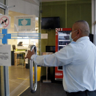 Un vigilant controla les entrades a la cafeteria de l’Arnau.