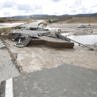 Un tram destrossat de la carretera recentment inaugurada a Cervià de les Garrigues.