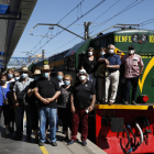 Uno de los grupos de pasajeros que ayer tuvieron que abandonar el Tren turístico al decretarse el confinamiento del Segrià. 