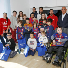 Suárez i Messi, com la resta de companys, van fer ahir la tradicional visita nadalenca a hospitals.