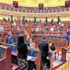 El pleno para debatir el estado de alarma se inició guardando un minuto de silencio por los fallecidos.