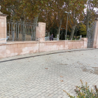 Mur sense reparar als Camps Elisis de Lleida