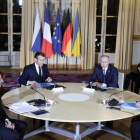 La taula de diàleg formada per Merkel, Putin, Macron i Zelenski a París.