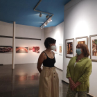 La artista Lily Brik y la responsable del Espai Cavallers, Roser Xandri, ayer en la exposición ‘Quimera’.