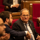El president Torra, el sábado en el Parlament, encajando la mano con el vicepresident Aragonès.