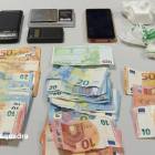 Els Mossos d'Esquadra van localitzar al pis del detingut 145,2 grams de cocaïna, estris per manipular-la, 955 euros i dos telèfons mòbils.