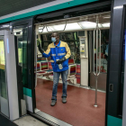 Un operario lleva a cabo tareas de desinfección en un vagón de metro en Francia.