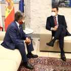 El president del Govern espanyol, Pedro Sánchez (dreta), durant la seua trobada amb el president càntabre, Miguel Ángel Revilla, a Comillas, Santander, aquest divendres.