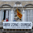 El cantautor i exdiputat Lluís Llach, l'actriu Sílvia Bel, el periodista i exdiputat Antoni Baños i la portaveu de Somescola, Teresa Casals, col·loquen una nova pancarta al balcó del Palau de la Generalitat.