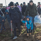 Imatge de migrants sirians a Pazarkule, a la frontera entre Turquia i Grècia.