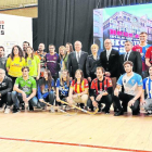 Fotografía de familia de los representantes de todos los equipos masculinos y femeninos que asistieron ayer al sorteo de las Copas.