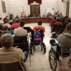 Dos personas en silla de ruedas, ayer en el pleno de La Seu.