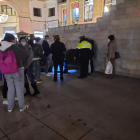 El jove estès a terra, al costat de mossos i a ciutadans que van alertar del succés.