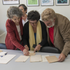 Helena Malagón Perenya i els professors Margarida Prats i Joan Ramon Veny, amb les cartes del poeta.