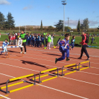 Un grupo de participantes en la prueba de salto de vallas.