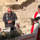 Els sacerdots Lluís i Joan, beneint les branques d’olivera.