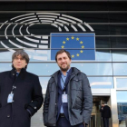 Puigdemont i Comín, ahir, després de recollir l’acreditació permanent com a eurodiputats a la seu del Parlament Europeu a Brussel·les.