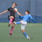 La jugadora de l’AEM Hisui intenta controlar una pilota davant d’una rival.