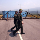 Policías colombianos en la frontera de Cúcuta, bloqueada por orden del Gobierno de Maduro, ayer.