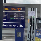 Els preus dels carburants d’una estació de servei, ahir a Cervera.