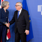La ‘premier’, Theresa May, amb el president de la Comissió Europea, Jean-Claude Juncker, ahir.