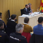 Los miembros de La Manada (de izquierda a derecha), Manuel Guerrero, Jesús Escudero, José Ángel Prenda y Alfonso Jesús Cabezuelo, sentados en la sala de la Audiencia de Córdoba durante el juicio