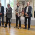 El regidor Jaume Rutllant i Jesús Navarro (al centre), ahir a la inauguració de la mostra a Foix.