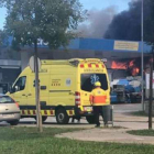 Los bomberos evitan que un fuego en una carpintería alcance una gasolinera en Olot